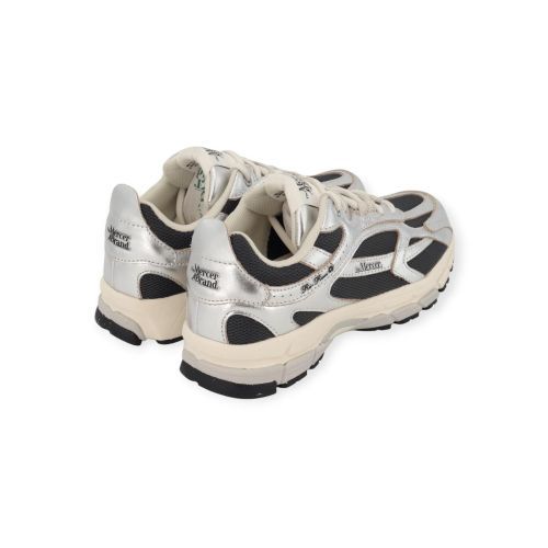 Mercer the re-run pine dames sneaker in zilver met zwart. Mercer the re-run pine dames sneaker in zilver met zwart.