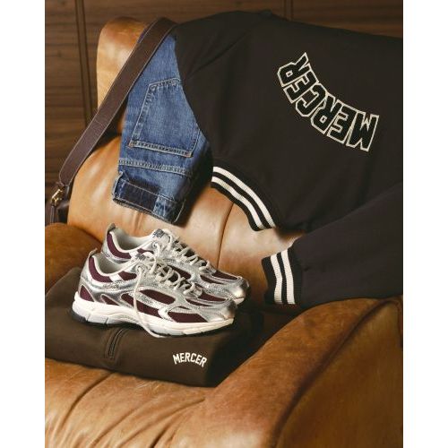 Mercer The Re-Run Pine in zilver met bordeaux mesh voor dames. Mercer The Re-Run Pine in zilver met bordeaux mesh voor dames.
