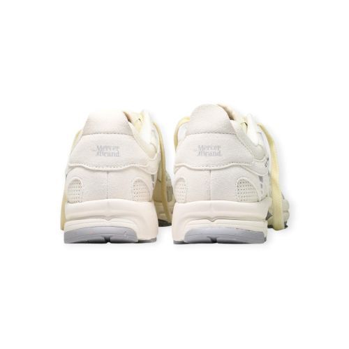 Mercer The Re-Run vintage sneaker in off wit suède voor dames. 