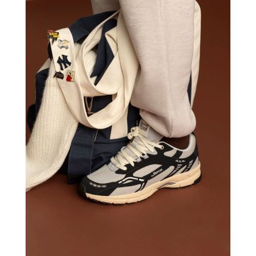 Mercer Re-Run Vintage sneaker in grijs suède voor heren. Mercer Re-Run Vintage sneaker in grijs suède voor heren.