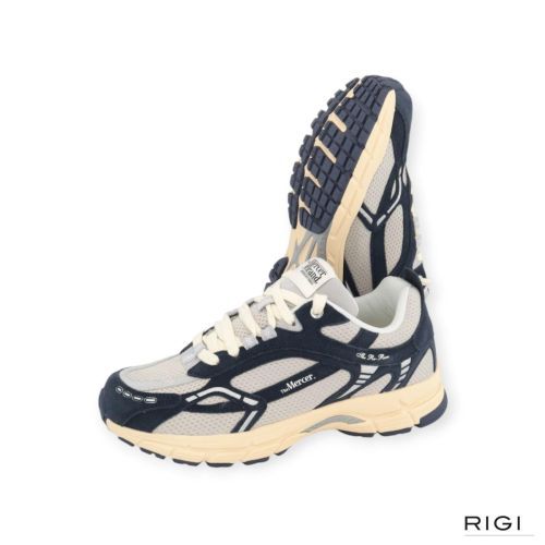 Mercer Re-Run Vintage sneaker in blauw suède voor dames en heren. Mercer Re-Run Vintage sneaker in blauw suède voor dames en heren.