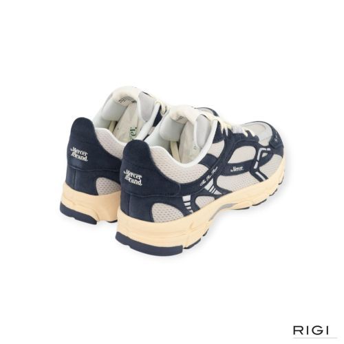 Mercer Re-Run Vintage sneaker in blauw suède voor dames en heren. Mercer Re-Run Vintage sneaker in blauw suède voor dames en heren.