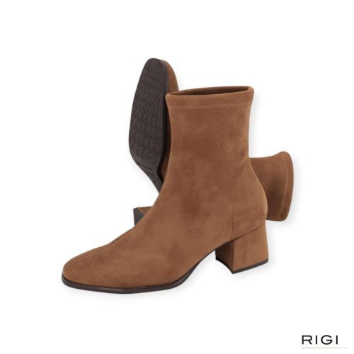 Miss Elastic 75311 dames enkellaars in cognac strech suede leer. Miss Elastic 75311 dames enkellaars in cognac strech suede leer.