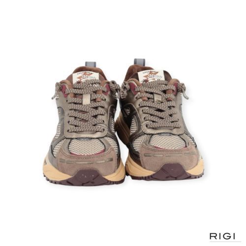 MRP Melrose V.59 sneaker in beige suède met zilver, lila metallic en mesh voor dames. MRP Melrose V.59 sneaker in beige suède met zilver, lila metallic en mesh voor dames.