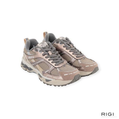 MRP Melrose V.61 sneaker in taupe, zilver metallic en mesh suède voor dames. MRP Melrose V.61 sneaker in taupe, zilver metallic en mesh suède voor dames.