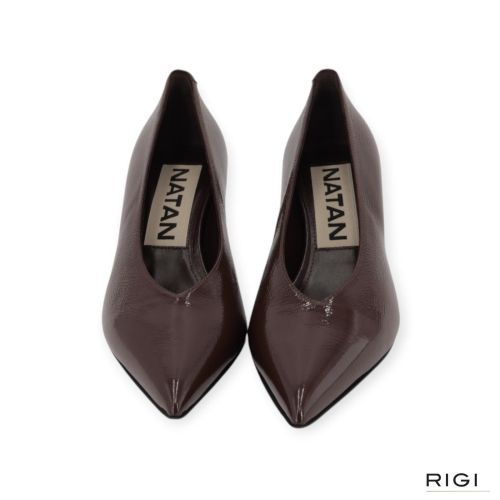 Natan N10100 pump in bruin nappalak voor dames. Natan N10100 pump in bruin nappalak voor dames.