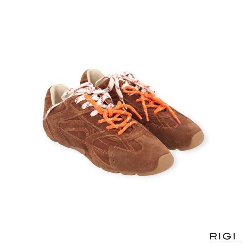 Nokwol Atlas sneaker in cognac suède voor dames. Nokwol Atlas sneaker in cognac suède voor dames.
