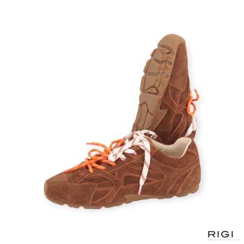 Nokwol Atlas sneaker in cognac suède voor dames. Nokwol Atlas sneaker in cognac suède voor dames.