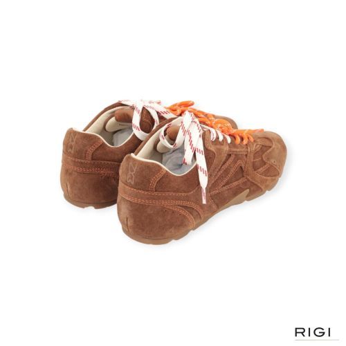 Nokwol Atlas sneaker in cognac suède voor dames. Nokwol Atlas sneaker in cognac suède voor dames.
