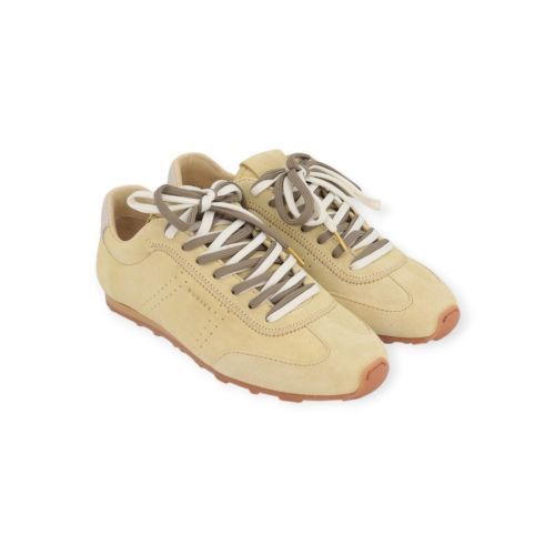 Nubikk Billy Lou sneaker in lichtgeel suède voor dames. 