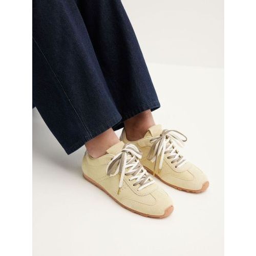 Nubikk Billy Lou sneaker in lichtgeel suède voor dames. 