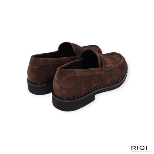 Nubikk Jones Gatsby heren mocassin in donker bruin suede leer. Nubikk Jones Gatsby heren mocassin in donker bruin suede leer.