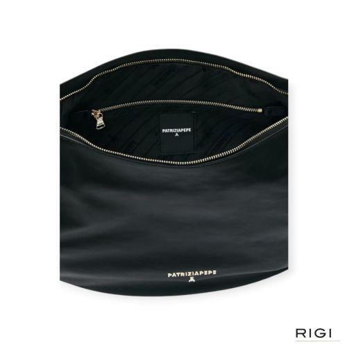 Patrizia Pepe New Moon Large dames handtas in zwart leer. Patrizia Pepe New Moon Large dames handtas in zwart leer.