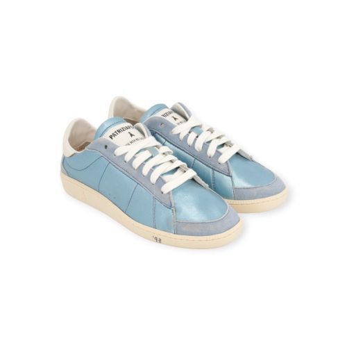 Patrizia Pepe Skin dames sneaker in licht blauw shinning leer.