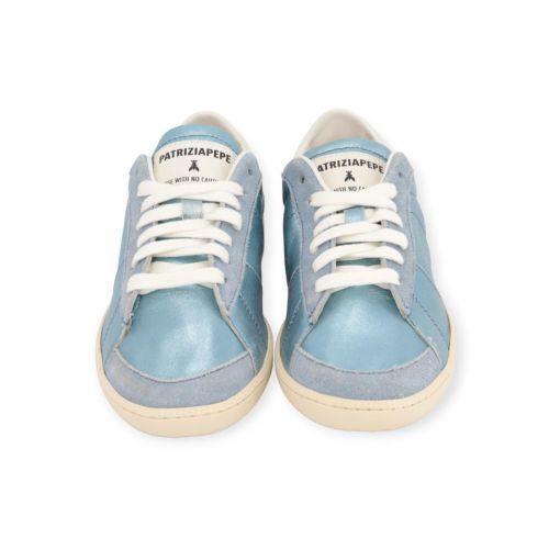 Patrizia Pepe Skin dames sneaker in licht blauw shinning leer.