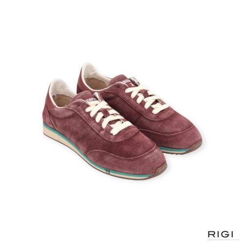 Patrizia Pepe Skin dames sneaker in het bordeaux suede leer. Patrizia Pepe Skin dames sneaker in het bordeaux suede leer.