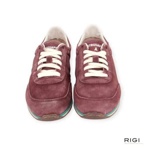 Patrizia Pepe Skin dames sneaker in het bordeaux suede leer. Patrizia Pepe Skin dames sneaker in het bordeaux suede leer.