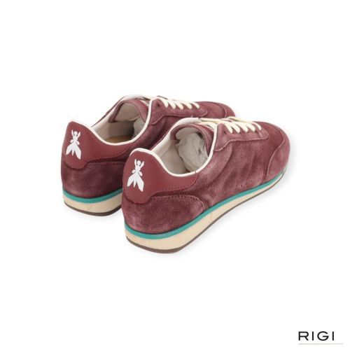 Patrizia Pepe Skin dames sneaker in het bordeaux suede leer. Patrizia Pepe Skin dames sneaker in het bordeaux suede leer.