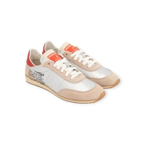 Patrizia Pepe Skin dames sneaker in zilver met rood leer. Patrizia Pepe Skin dames sneaker in zilver met rood leer.