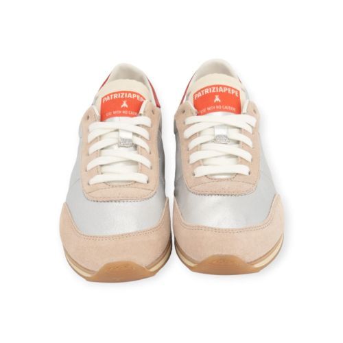 Patrizia Pepe Skin dames sneaker in zilver met rood leer. Patrizia Pepe Skin dames sneaker in zilver met rood leer.