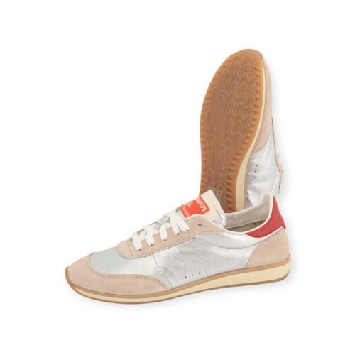 Patrizia Pepe Skin dames sneaker in zilver met rood leer. Patrizia Pepe Skin dames sneaker in zilver met rood leer.
