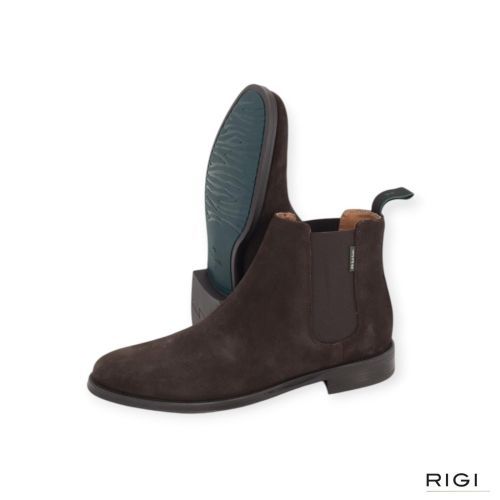 Paul Smith Augustus enkellaars in bruin suède voor heren. Paul Smith Augustus enkellaars in bruin suède voor heren.
