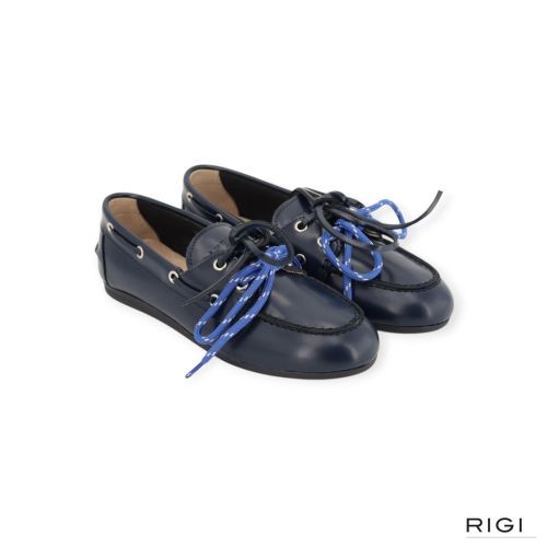 Pavement Marin Lace mocassin in blauw polido lakleer voor dames. Pavement Marin Lace mocassin in blauw polido lakleer voor dames.