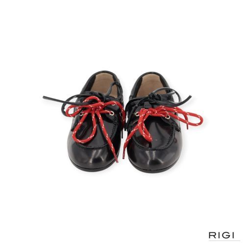 Pavement Marin Lace mocassin in zwart polido lakleer voor dames. Pavement Marin Lace mocassin in zwart polido lakleer voor dames.