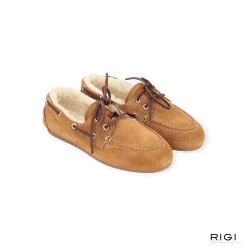 Pavement Vilde mocassin in cognac suède met wol voor dames. Pavement Vilde mocassin in cognac suède met wol voor dames.