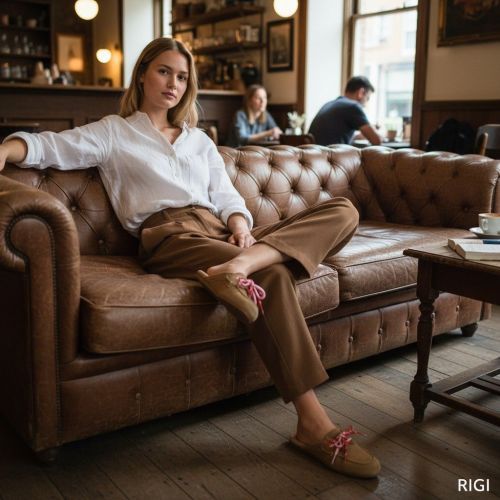 Pavement Yasma Slipper in zand / taupe suède voor dames. 