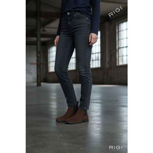 Pavement Pazana enkellaars in bruin suède voor dames. Pavement Pazana enkellaars in bruin suède voor dames.