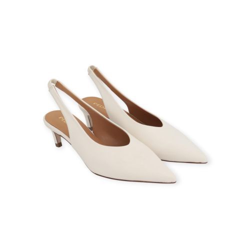 Pedro Miralles pump in wit leer. Pedro Miralles pump in wit leer.