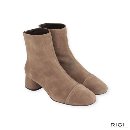 Pedro Miralles 24266 enkellaars in suède taupe voor dames. Pedro Miralles 24266 enkellaars in suède taupe voor dames.
