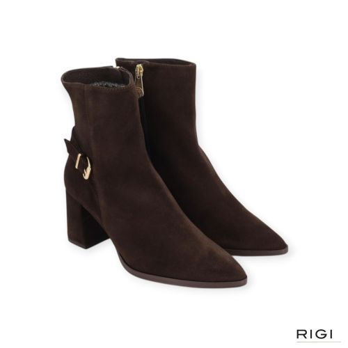 Pedro Miralles dames enkellaars in bruin suede leer op hak. Pedro Miralles dames enkellaars in bruin suede leer op hak.