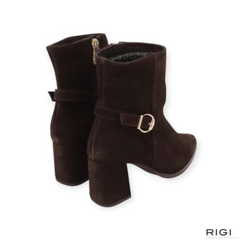 Pedro Miralles dames enkellaars in bruin suede leer op hak. Pedro Miralles dames enkellaars in bruin suede leer op hak.