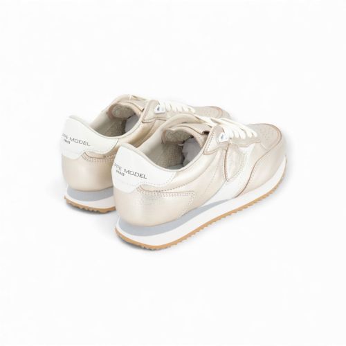 Philippe Model Blville low dames sneaker in goud. Philippe Model Blville low dames sneaker in goud.