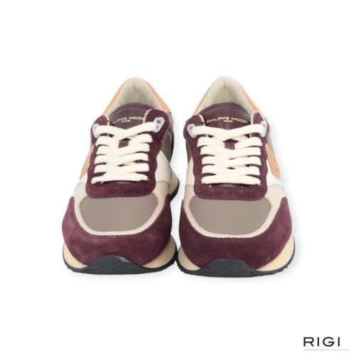 Philippe Model BLVILLE BVLD VD21 sneaker in bordeaux taupe voor dames. Philippe Model BLVILLE BVLD VD21 sneaker in bordeaux taupe voor dames.
