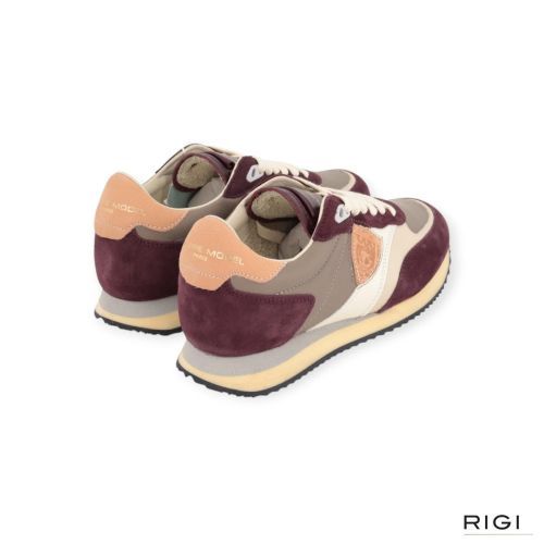 Philippe Model BLVILLE BVLD VD21 sneaker in bordeaux taupe voor dames. Philippe Model BLVILLE BVLD VD21 sneaker in bordeaux taupe voor dames.