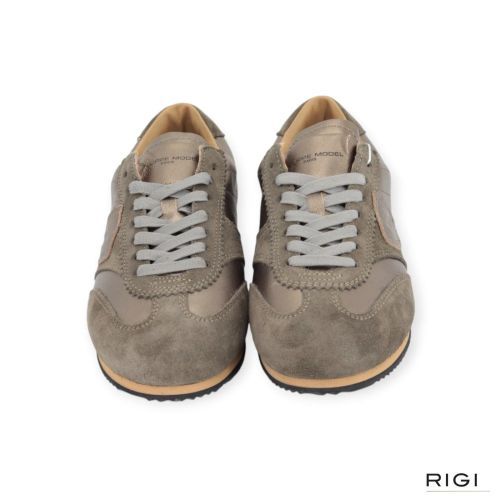 Philippe Model Planche PNLD M002 sneaker voor dames in metallic, suède kaki. Philippe Model Planche PNLD M002 sneaker voor dames in metallic, suède kaki.