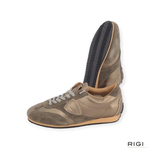 Philippe Model Planche PNLD M002 sneaker voor dames in metallic, suède kaki. Philippe Model Planche PNLD M002 sneaker voor dames in metallic, suède kaki.