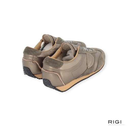 Philippe Model Planche PNLD M002 sneaker voor dames in metallic, suède kaki. Philippe Model Planche PNLD M002 sneaker voor dames in metallic, suède kaki.