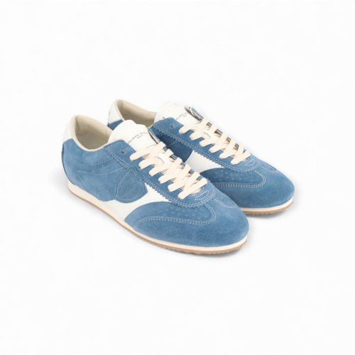 Philippe Model Planche Low heren sneaker in suede licht blauw. Philippe Model Planche Low heren sneaker in suede licht blauw.