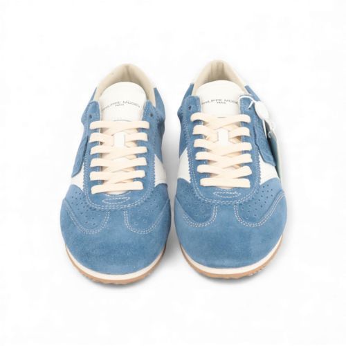 Philippe Model Planche Low heren sneaker in suede licht blauw. Philippe Model Planche Low heren sneaker in suede licht blauw.