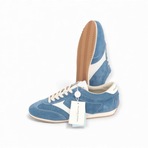 Philippe Model Planche Low heren sneaker in suede licht blauw. Philippe Model Planche Low heren sneaker in suede licht blauw.