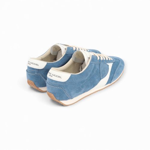 Philippe Model Planche Low heren sneaker in suede licht blauw. Philippe Model Planche Low heren sneaker in suede licht blauw.