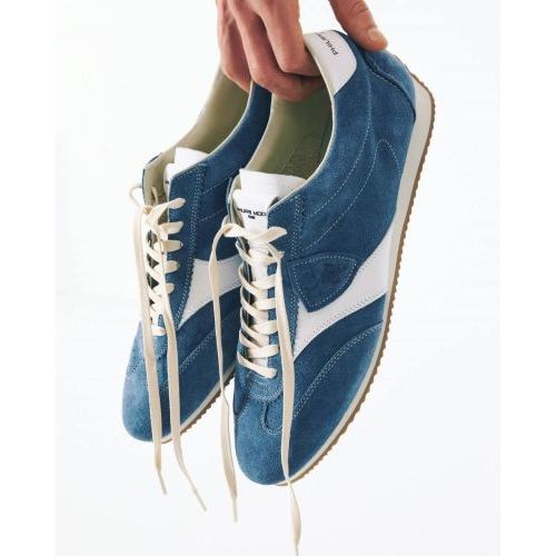 Philippe Model Planche Low heren sneaker in suede licht blauw.