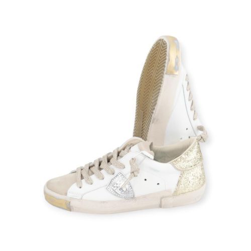 Philippe Model PRSX low dames sneaker in wit met goud glitter. Philippe Model PRSX low dames sneaker in wit met goud glitter.