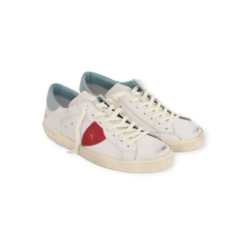 Philippe Model PRSX low voor heren in wit leer met lichtblauw en rood. 