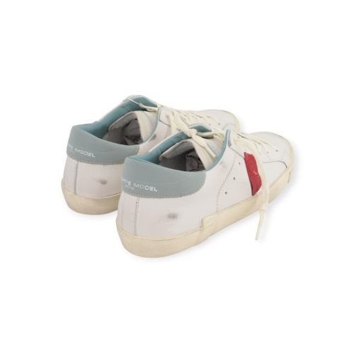 Philippe Model PRSX low voor heren in wit leer met lichtblauw en rood. 
