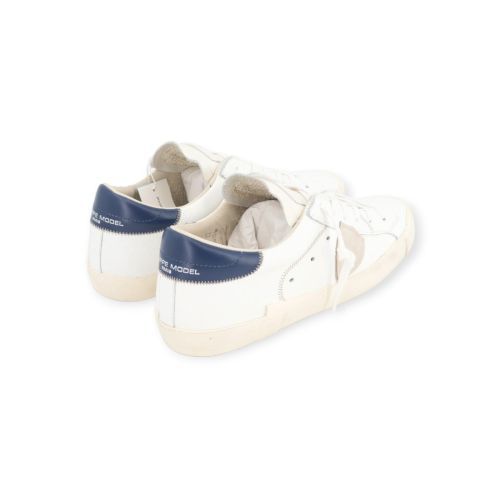 Philippe Model PRSX low heren sneaker wit leer met blauw. Philippe Model PRSX low heren sneaker wit leer met blauw.